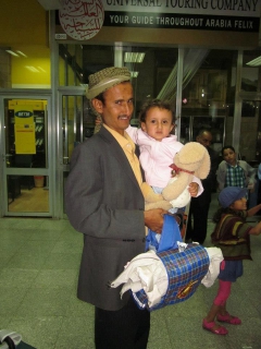 Karema zurück im Jemen beim Ziegenhüten und mit ihrem Papa.