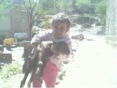 Karema zurück im Jemen beim Ziegenhüten und mit ihrem Papa.