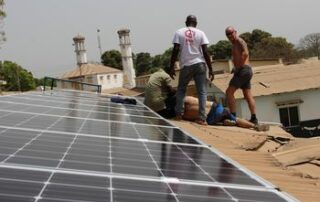Ein Elektriker-Team hat innerhalb einer Woche die Solaranlage auf dem Dach der Kinderambulanz installiert.