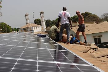 Ein Elektriker-Team hat innerhalb einer Woche die Solaranlage auf dem Dach der Kinderambulanz installiert.