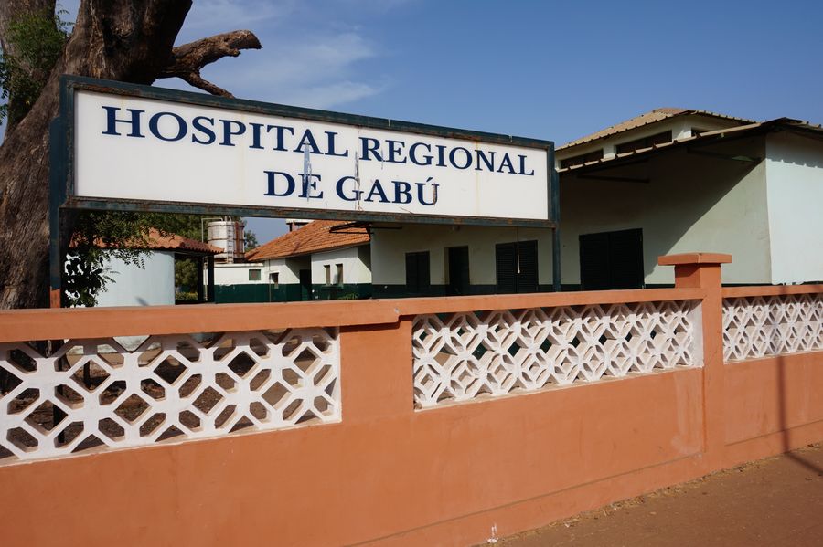Das Hospital mit 110 Betten in Gabú ist in der Kolonialzeit von den Portugiesen gebaut worden. Ambulanz, Patientenzimmer und alle anderen Räume, einschließlich die der Verwaltung, sind ziemlich klein, nicht ausreichend und renovierungsbedürftig.