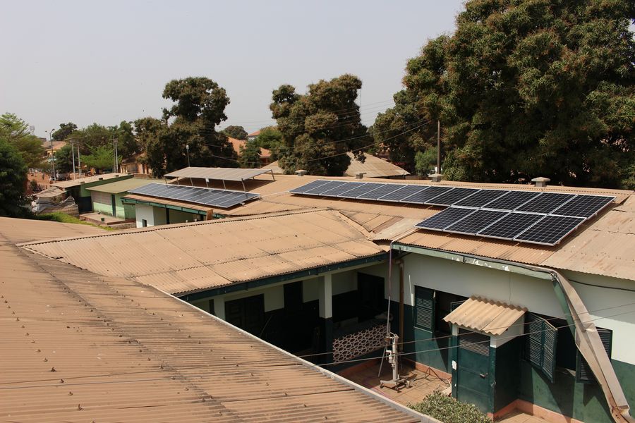Im Februar 2019 installierte ein ehrenamtliches Elektrikerteam aus Meiningen eine Solaranlage auf dem Dach der neuen Kinderambulanz.