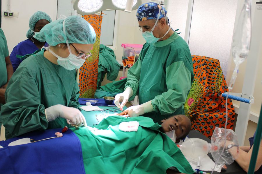 Im April 2019 konnten die ersten Operationen im Krankenhaus durchgeführt werden.