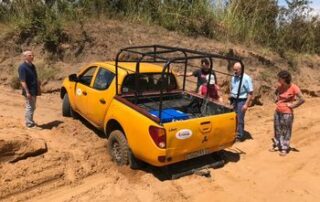 Zwangspause: Auf dem Weg in ein Waisenhaus hat sich der Wagen des Hammer Forums festgefahren. Dr. Emma (im hellblauen Hemd) und die anderen sehen sich das Malheur an.