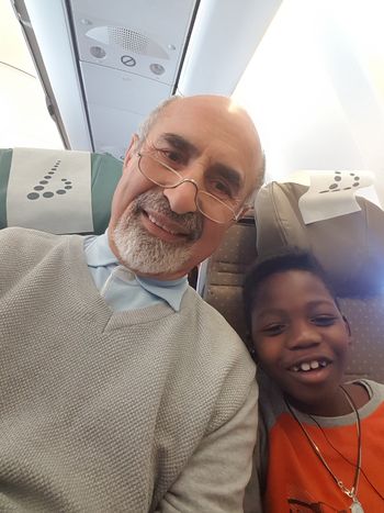 Moumouni mit Dr. Emmanouilidis im Flugzeug nach Burkina Faso.
