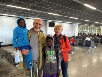 Moumouni (links) mit Dr. Emmanouilidis, Aguera und Klaudia Nußbaumer am Flughafen