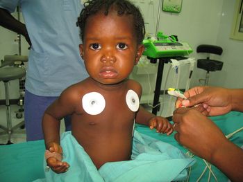 Kleine Patienten in Guinea-Bissau warten schon zu lange auf eine Operation.