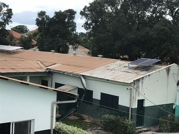 Auf dem Dach des Krankenhauses in Guinea-Bissau gibt es nur zwei Solarpanel.