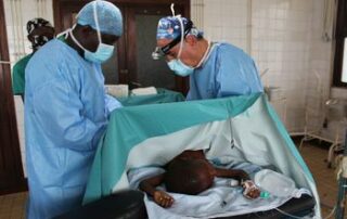 Dr. Emmanouilidis im OP mit einheimischen Kollegen