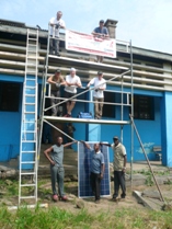 Meininger installieren die Technik in Kikwit.