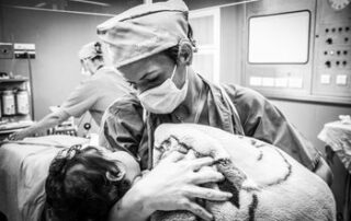 Dr. Hartwig trägt das Kind in den Aufwachraum