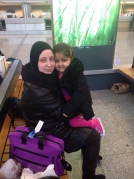 Manar in den Armen ihrer Gastmama Iman Lkharat